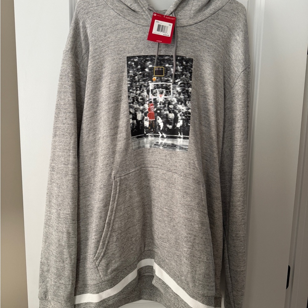 Jordan Men’s Gray Basketball Last Shot Graphic Hoodie